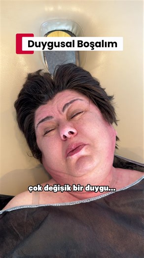 Bu bir duygusal boşalım… 🧶Fasyalar, vücudumuzdaki bağ dokuları oluşturan ve kaslarımızı, organlarımızı, sinirlerimizi ve kemiklerimizi saran yapılar olarak tanımlanabilir. 🪄Genellikle vücudun “görünmeyen bağlantı ağı” olarak düşünülen bu dokular, hem fiziksel hem de duygusal sağlığımız üzerinde derin bir etkiye sahiptir. 💥Fasyalar gerginleştiğinde veya kısaldığında, bu durum kas ağrılarına, hareket kısıtlılıklarına ve hatta postüral problemlere yol açabilir. 😊Ancak, fasyaların gevşemesi duru