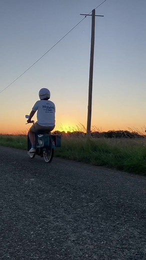 Un soir d’été en Peugeot 102 🥰 #mobylette #peugeot102 #peugeot103 #peugeot104 #motobecane #youngtimer #madeinfrance