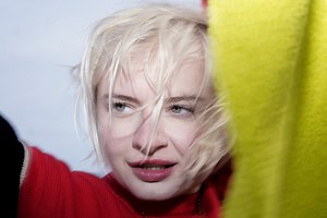 Låpsley returns with first new single in two years "32 Floors"