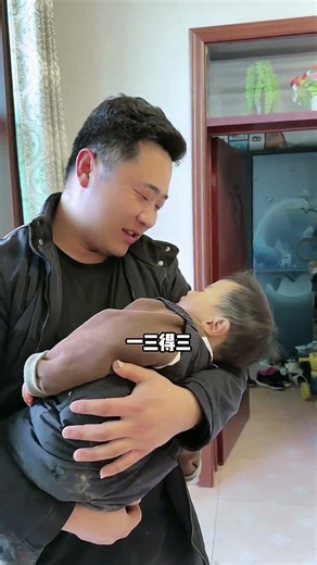 I m really impressed that he can even call Little Jiujiu to sleep. The key point is that m