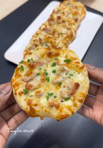 Mini pizzas fourrées au fromage et lardons