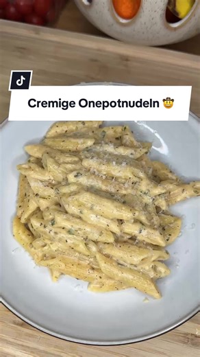 Cremige One-Pot Knoblauch Pasta Cremig, käsig, knoblauchlastig – alles aus einem Topf Perfekt, wenn’s schnell gehen muss und trotzdem nach Cheatmeal schmecken soll. Nährwerte pro Portion (2 Portionen gesamt) 689 kcal | 100,7 g KH | 35,3 g Eiweiß | 15,7 g Fett Zutaten (für 2 Portionen) \t•\t250 g Penne \t•\t4 Knoblauchzehen, fein gehackt \t•\t10 g Butter \t•\t150 ml Cremefine 7 % \t•\t200 ml Proteinmilch \t•\t80 g Gratinkäse „Der Leichte“ \t•\t10 g Parmesan (frisch gerieben) Gewürze (empfohlen) \