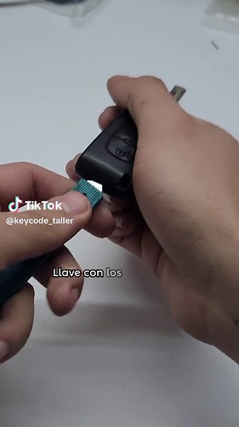 Cambio de pulsadores: ¡Recupera el control de tu llave! 🔑 ¿Tus pulsadores (botones) de la llave están desgastados o ya no responden bien? No te preocupes, en Key Code te ayudamos a devolverles la funcionalidad. 1. ¿Qué son los pulsadores? Los pulsadores son los botones que utilizas para abrir y cerrar las puertas de tu auto a distancia, activar la alarma, e incluso abrir el baúl. Con el tiempo, estos botones pueden desgastarse, romperse o dejar de funcionar correctamente. 2. El proceso de cambi