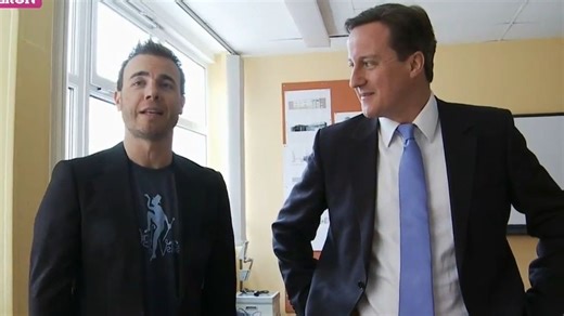 【Gary Barlow】在活动上演唱Greatest Day为时任保守党党魁大卫卡梅伦站场