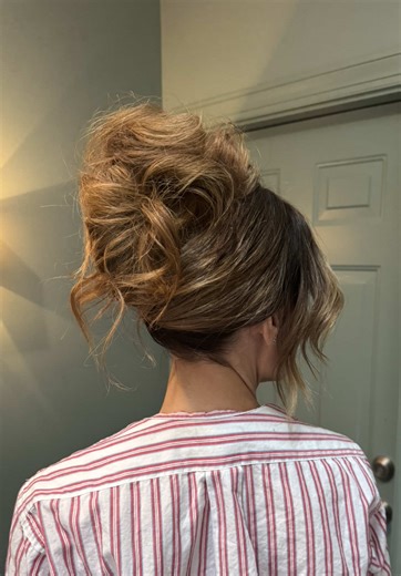 Sometimes the hair actually DOES control us, and what’s possible or not. I don’t recommend sewn in extensions for updos for this reason - clip ins are superior in this instance. ✨ Using: @DESIGNME Hair texture spray and hold me 3 way @pinkpewter magnetic bracelets #weddinghairstylist #bridalhairinspo #updotutorial #trendinghairstyle #2026wedding