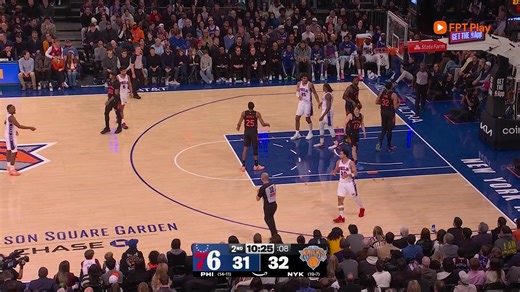 HIGHLIGHT PHILADELPHIA 76ERS vs NEW YORK KNICKS I 20/12/2025 I NBA 25/26 🗽 Trở lại Madison Square Garden trong trận sân nhà đầu tiên sau khi vô địch NBA Cup, Knicks bước vào cuộc tiếp đón Philadelphia 76ers với khí thế cao. Tuy nhiên, đêm ăn mừng sớm lại khép lại bằng nỗi tiếc nuối. Jalen Brunson ghi 22 điểm, 9 kiến tạo nhưng hoàn toàn “tắt điện” ở hiệp 4 khi không ghi nổi điểm nào và trượt cả 5 cú ném. Karl-Anthony Towns có double-double 22 điểm, 11 rebound, Mitchell Robinson chơi trận hay nhấ