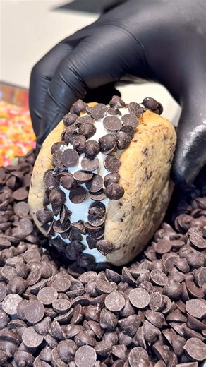 背徳感MAXのクッキーアイスサンド🍪🍨 お店自慢のチョコチップクッキーで 濃厚ソフトクリームを豪快にサンドした背徳感たっぷりのスイーツ🤤 しっとり＆ほろっと食感のクッキーに ミルキーでなめらかなソフトが相性抜群✨️ 周りにはチョコチップやカラースプレーをたっぷりまとわせて 食感も甘さも最後まで楽しめる贅沢仕様🍫 ひと口食べるたびに 濃厚なミルクのコクとクッキーの香ばしさが広がって 手が止まらなくなる美味しさでした☺️ 超おすすめ✨ 📍愛知･岡崎 『ブーン』 クッキーアイスサンド990円 🏠 愛知県岡崎市上和田町字森崎14 🅿️ あり ⏰【平日】9:00〜21:00 【土日】11:00〜22:00 ☎ 0564-79-5220 ㊡ 木曜日 #愛知グルメ #名古屋グルメ #japanesefood #tiktokfood