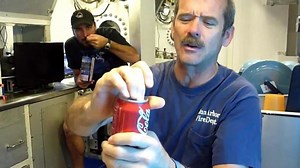 O que acontece quando você abre uma lata de refrigerante no fundo do mar?