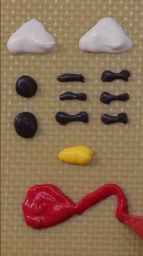 Bringing a PURR-fect twist to your sweet tooth cravings with these Hello Kitty cupcakes! 🧁🌸