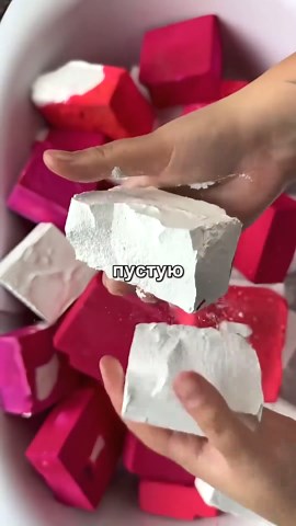 Пока слушаешь историю, лови 3 факта о нас, в которые трудно поверить (№3 выносит мозг): 🍌 Радиационный десерт: Обычные бананы слегка радиоактивны. В них столько калия, что если съесть 10 миллионов штук за один присест, можно получить смертельную дозу радиации. Но не переживай — твой желудок сдастся гораздо раньше. 🦈 Древнее деревьев: Акулы появились на Земле раньше, чем деревья. Первые акулы бороздили океаны около 400 миллионов лет назад, тогда как деревья «сообразили» вырасти только через 50 