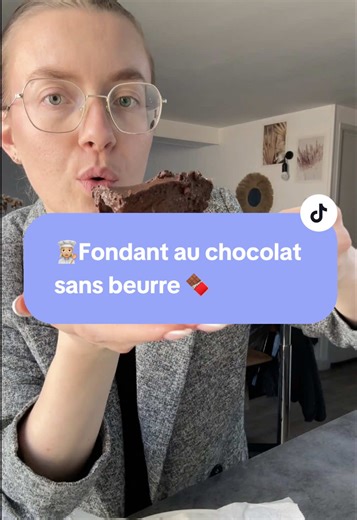 Premier test d’un fondant au chocolat sans beurre, et c’est une merveille ! 🤤 inclus une publicité. Je vous recommande cependant de le faire dans des moules individuels 🫣 Ingrédients : • 200 g de chocolat 72 % • 3 œufs • 80 g de sucre roux • 80 g de compote de pommes • 100 g de fromage blanc 0 % • 40 g de farine d’avoine Promis • 1 pointe de fleur de sel (optionnel) Étapes : 1. Préchauffer le four à 170° 2. Fais fondre le chocolat au bain-marie. 3. Fouette les œufs et le sucre roux, jusqu’à ob