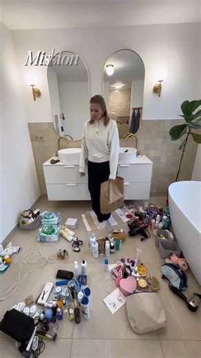 Mathilde on Instagram: "Mission désencombrer ma maison — Partie 3 🧼🛁 (le rangement) Ça m’a pris du temps… Mais c’est tellement satisfaisant 😮‍💨✨ Et surtout : visuellement, c’est beaucoup plus clair et facile à ranger. Mes petites astuces : – Une catégorie de produits = un petit bac – Je mets tous les produits dans les bacs avant de les placer dans les tiroirs – Si ça déborde… c’est qu’on n’a pas assez trié 😅 donc on désencombre encore Rendez-vous pour la prochaine zone 👀 Mais je fais laque