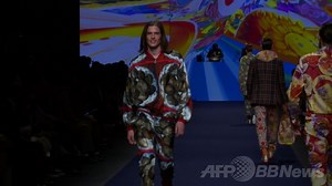 動画：おいしそうなプリントにも注目、「エトロ」15年春夏メンズ