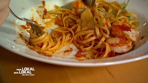 Der Burger ist perfekt angerichtet und lässt keinen Raum für Wünsche offen - trotz seiner eigentümlichen Beilage. Doch sieht es bei den anderen Hauptgängen auch so rosig aus? 🤔 #Clip #MeinLokalDeinLokal | Mein Lokal, Dein Lokal