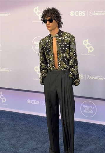 @sombr hits the carpet in style at the 2026 #AMAs in Las Vegas! 😎 (🎥: jpasc24) #sombr #music #lasvegas