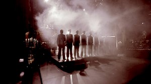 "ANÚNA : Christus Resurgens". The Earth is reborn, the light returns to the world. This Irish chant dates from the 12th Century. ANÚNA would like to dedicate this beautiful piece, here arranged by Michael McGlynn, to the memory of all those who died at Easter 1916. Sign up to our Mailing List @ http://www.anuna.ie/mailing-list/ Christus resurgens ex mortuis, jam non moritur, alleluia Mors illi ultra non dominabitur alleluia Christ has arisen from the dead and dies no more, alleluia. Death will n