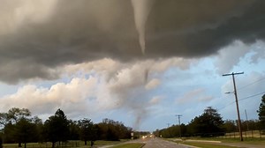 Video shows powerful tornado hit Kansas