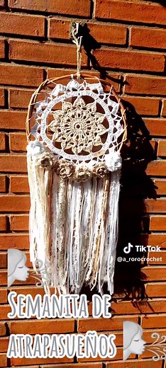 Atrapasueños....indica la leyenda que el aro simboliza la vida. La red tejida filtra los sueños buenos de las pesadillas que desaparecen con la primer luz del día.✨️🌾🧶🌸🌞 #homemade #septiembre #deco #crochetersoftiktok #flypシ #paratiiiiiiiiiiiiiiiiiiiiiiiiiiiiiii #decoration #crochet #2025