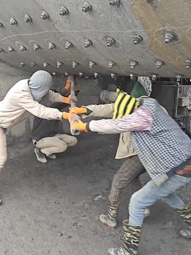 Tightening Bolts on Ball Mill Cylinder Linings