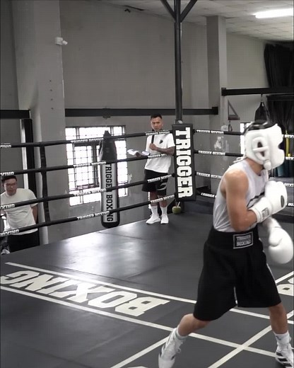 Để trưởng thành phải có thử thách Vượt qua thử thách sẽ trưởng thành 1 Pha lội ngược dòng ấn tượng với đối thủ hơn nhiều năm kinh nghiệm Nguyễn Chí Tâm bị knockdown 1 cú Right Hook rất nặng ngay từ hiệp 1 Chí Tâm chấp nhận cú knockdown và bình tĩnh tận dụng 8 giây đếm của trọng tài để phục hồi Cú knockdown như nút kích hoạt tinh thần Chí Tâm áp đảo hiệp 2 Knockdown lại đối thủ vào hiệp 3 Và dành chiến thắng #trinhsuphu #triggerboxing #boxingvietnam #vietnamboxing #triggerchampionship