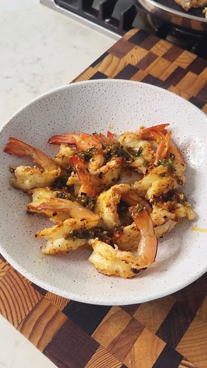 SPICY GARLIC PRAWNS 🦐🌶️🧄 Succulent prawns bathed in a savoury, garlicky sauce with just the right amount of heat to make your taste buds buzz! Prawn Marinade - 16 prawns, shelled, butterflied - 2 tbsp olive oil - 6 garlic cloves, minced - 1 tsp garlic powder - Zest of 1 lemon - 1 tsp chilli flakes - 1/2 tsp salt - 1/4 tsp black pepper Spicy Garlic Sauce - 1 - 2 tbsp olive oil - 6 tbsp butter - 6 garlic cloves, minced - Zest of 1 lemon (and it’s juice) - 1 red chilli, chopped - 1/2 tbsp honey 