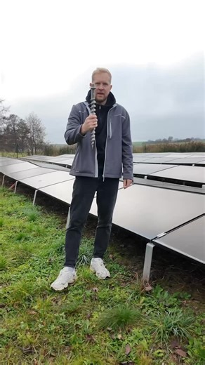 Wenn Solaranlagen auf freier Fläche installiert werden, kommt echte Power zum Einsatz: Diese gigantischen Erdschrauben ermöglichen eine innovative und besonders stabile Befestigung von Freiflächen-PV-Anlagen – ganz ohne Betonfundamente. Wie funktioniert’s? 👉 Die Schrauben werden direkt ins Erdreich eingedreht und verankern die Solarmodule sicher und nachhaltig. 👉 Alternativ können sie als Beschwerung dienen, wenn der Boden nicht verschraubt werden kann. Das Ergebnis: Schnellere Montage, wenige