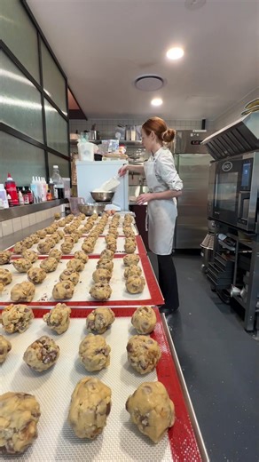 A day in my life as a bakery owner who can’t keep up with orders 🥹🫶🏼 #bakeryowner #bakerylife #dayinmylife #bakingtiktok #smallbusinessowner