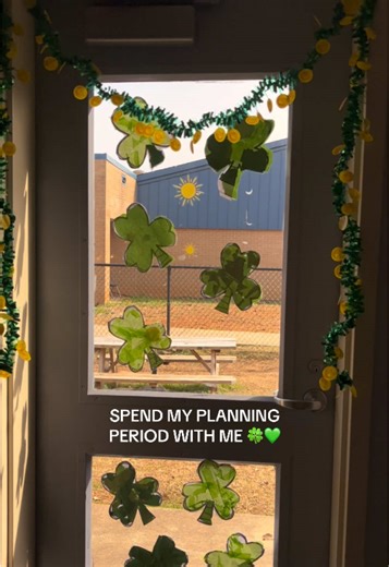 I decided to go ahead and decorate for March today! All of the green has already made it feel like spring 🍀💚 #teachersoftiktok #kindergartenteacher #teachervlog #classroomideas #classroomdecoration