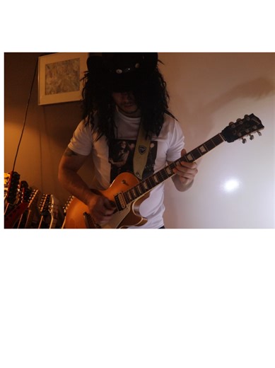 弹Lynyrd Skynyrd的经典曲目Simple Man的吉他独奏,纪念吉他手Gary Rossington. Gary Robert Rossington (12 4, 1951 – 3 5, 2023) Playing the guitar solo from #SimpleMan by #LynyrdSkynyrd in memory of gitarist #GaryRossington . #pronouncedlehnerdskinnerd #allencollins