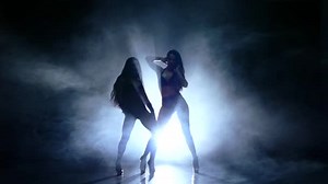 官能的なショーでのセクシーな女性ストリップ ダンサー。スローモーション、煙
