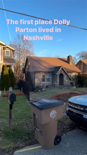 Dolly lived with her uncle and his wife in the upstairs apartment when she first came to #nashville in 1964. She and Carl Dean would sit on the steps at the side of the house when they were dating. #dollyparton #countrymusic | Nashville Musical History Tour