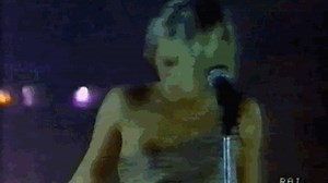 Da Patsy Kensit ad Achille Lauro, i look più controversi di Sanremo