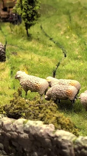 🐑🐕 Sheepdog Rounds Up the Herd #ModelTrains #Modeling #Shorts
