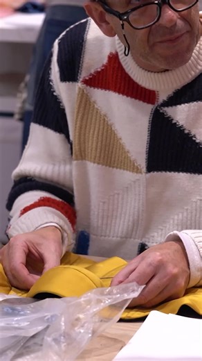 El corset ha sido una prenda clave en la historia de la moda, desde el Renacimiento hasta nuestros días. Hoy, más que nunca, se utilizan en vestidos de novia, pasarelas y diseños vanguardistas. Pero, ¿cómo se consigue que encaje a la perfección sin ajustes interminables? 📌 En este workshop intensivo de 3 días aprenderás a: ✔️ Crear el patrón a medida de un corset con copas bien estructuradas y proporcionadas. ✔️ Ajustar el volumen sin necesidad de pruebas eternas. ✔️ Aplicar técnicas de costura