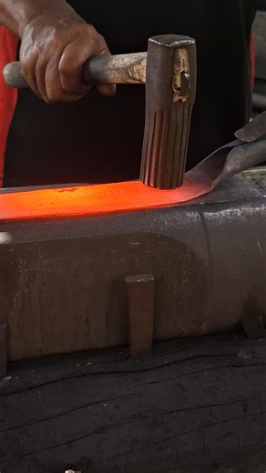 the secret to bending the handle of a lawn mower #technique #creative #blacksmith