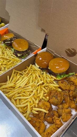 Ta em Casa Lanches e Porções on Instagram: "✅ Taxa de entrega grátis ou refrigerante 2l grátis nos pedidos acima de R$:75,00 no balcão ❤️"