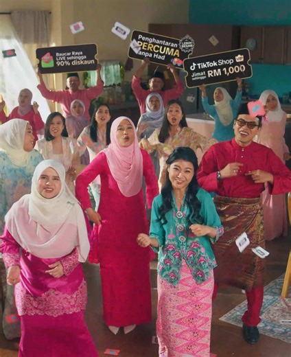 Memperkenalkan TikTok Shop Bazar Raya! Bersama creators fav korang @Almiyaz | LIVE Host @Nynabukater @Neo the Nyonya @Muhammad Noor bin Zakaria @pipija video berinspirasikan “Bazar Di Reka Untuk Anda”. 💚 Jangan lupa Like, Comment & Share dengan kawan-kawan & keluarga! Shopping sambil berjimat di ✨TikTok Shop Bazar Raya✨ jwannji semua lah ada! 🚚Nikmati Penghantaran Percuma Tanpa Had yang lebih besar, 👑 Join TikTok Shop VIP jimat sehingga RM1000, 🎉 Dan Baucar Raya LIVE sehingga 90% diskaun! Ch