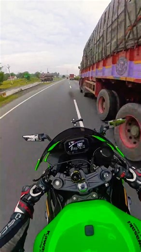 Kawasaki Ninja ZX6R Smooth 6th Gear Pull Through Traffic 🔥#viral #shortsfeed #travel #ytshorts