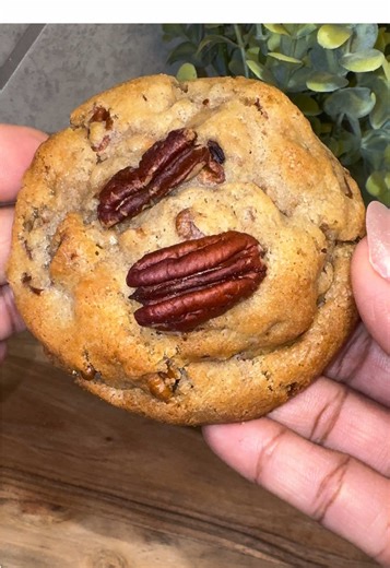 The first cookie drop of the new year is here ✨ Meet Butter Toffee Pecan 🍪 Browned butter. Buttery toffee. Toasted pecans in every bite! Order NOW at www.danisddesserts.com 🤎 #toffee #butterpecan #cookies #dfwbaker #smallbusiness
