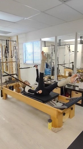 Jeannie, Pilates fashionista at age 84, rocking her leg warmers while using the Reformer/Tower. Here she is perfoming the arms in straps/reciprocal single straight leg stretch combo ❣️❣️❣️ She is using long slastix on the tower and one medium spring on the carriage and is keeping the carriage completely still, which requires total concentration and control. Jeannie amazes me with her age defying moves every session🤩 Jeannie loves to hear your comments, so tell us what you think! We love the ups