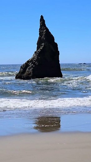 Visiting Bandon Beach on the Oregon Coast is a magical experience, especially when you take the stairs down from Face Rock viewpoint and find yourself surrounded by the beach’s iconic sea stacks. These dramatic rock formations, including the legendary Face Rock and the whimsical Wizard’s Hat 🧙‍♂️, rise from the sand and surf, creating a breathtaking landscape unique to southern Oregon. At low tide, tide pools around the sea stacks reveal colorful marine life. Highlights: - 🪜 Stairs from Face R