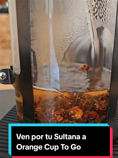 Esto no es café ☕ Es sultana: el fruto del café deshidratado, servido como infusión. Sin cafeína, frutal, suave y perfecta para tomar sin apuro. La preparamos en Orange Cup To Go 🍂 📍 Miraflores — Calle Estados Unidos esq. Puerto Príncipe 🗓 Martes a Viernes de 8:30 a 19:30 Sábados de 9:30 a 13:30 #SultanaDeCafe #CafeBoliviano #OrangeCupToGo #InfusionNatural #LaPazBolivia