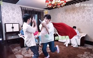 【祺轩】啊啊啊xql互拍环节哈哈哈！马哥扑到亚轩！芽芽捂脸懊悔好可爱！两位看起来不太聪明的样子