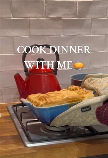 Why did he keep touching it?😐. #cooking #homecooking #chickenpie #dinnerideas #cookwithme #asmr #asmrcooking #fyp