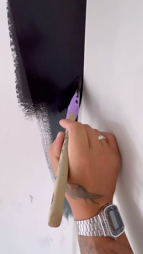 THE COMPLETE BEGINNERS GUID to ON CUTTING IN DOWN A WALL. ( make sure your hands are clean ) Obviously over time I now don’t have to do this but for anyone that’s learning it might be of some use! It’s legit how I taught myself to get the best lines possible for me at the time. Also the paint warrior brush is used here it’s the 2” oval angle sash brush and it’s bloody fantastic 🔥 #paint #painter #paintings #paintwarrior #decor #decoration #decoração #decoracion #diy #diyhomedecor #tip #hack #od