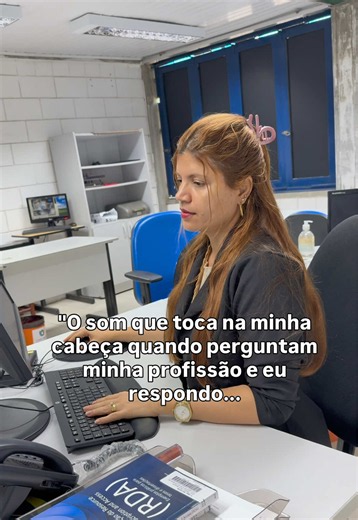 Ser bibliotecária é saber que, em algum momento, vai surgir um: “Biblio o quê?” 🤭😂 Quem aí já ouviu essa? Por aqui compartilho os bastidores da vida real de uma bibliotecária em uma biblioteca universitária. ✨📚 . #creatorsearchinsights #fyp #bibliotecaria #vidadebibliotecaria #profissao