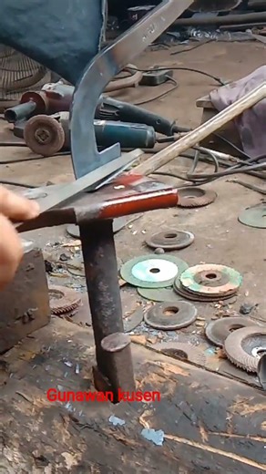 the process of sharpening a tapping knife using a file #wood #reels #woodscraft #usa