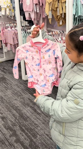 Esta tienda es un peligro 🤭 ponen cosas muuuyyy bonitas 💕 solo veníamos por leche 🤷‍♀️ #momlife