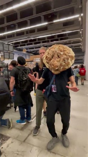 Bread Will Walk : Bread Mask at Comic-con #walkingbreadlive