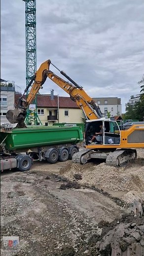 LIEBHERR R 928 VA Belädt Sattelkipper